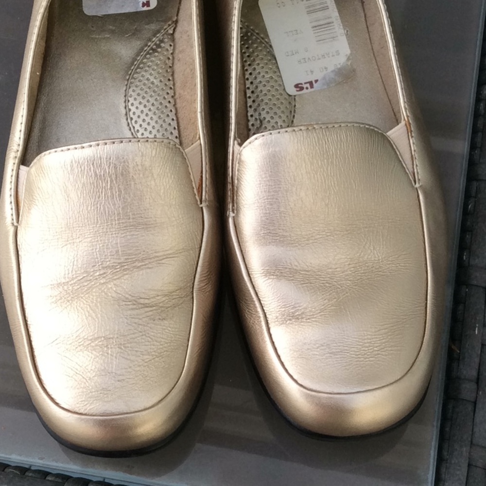 Gold colored flat shoes 8 med Mootsies Too…